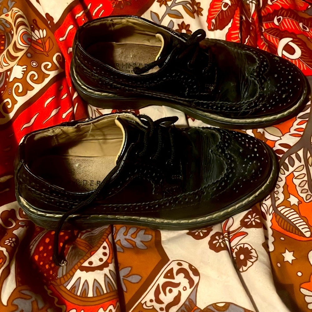 Size 38 vintage grinders. Great tread and broken in and soft! Cute winged tips!